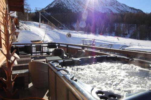 Montgenevre Chalet De Esquí | Slope-Side Chalet w/Jacuzzi, Home Cinema, for 16 Guests
