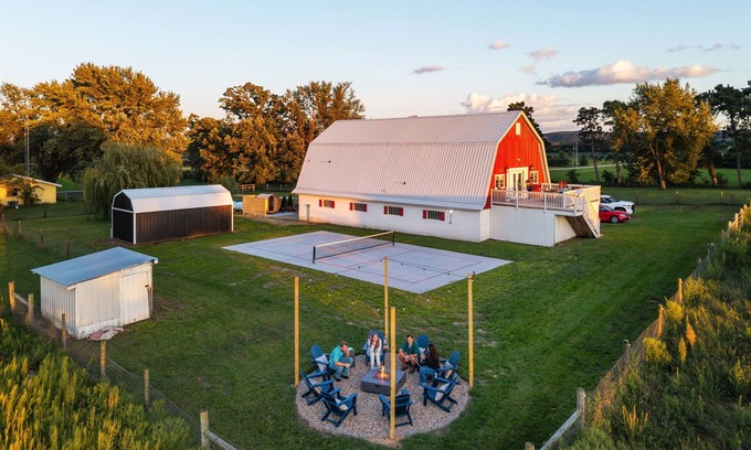 Baraboo Casa | Slope&Stable-Pickleball, Hot tub, Sauna, Arcade