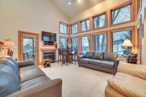 Boyne Falls Apartamento | Slopeside Boyne Mtn Resort Condo with Deck!