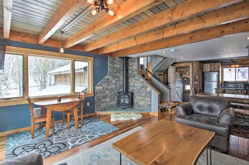 East Burke Apartamento | Slopeside Burke Mtn Condo with Amenity Access!