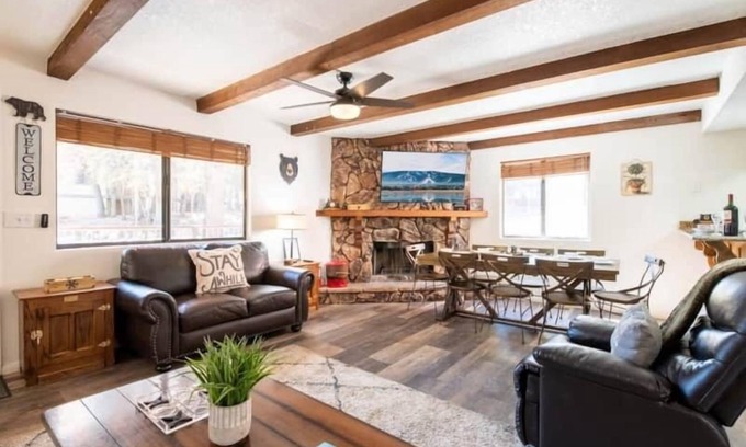 Summit Estates Chalet De Esquí | Slopeside Cabin B - Game room | Hot tub | Parking
