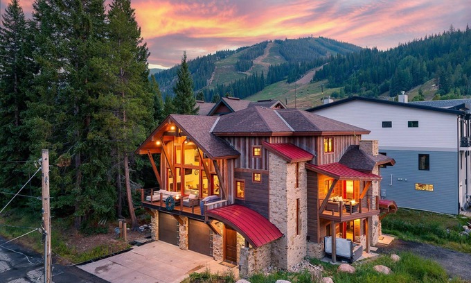 Old Town Casa | Slopeside Custom Chalet I 2 Hot Tubs I Fire Tables I Views I Best Price I Discounted Attractions