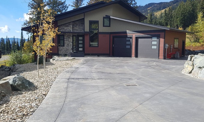 Sundance Estates Casa | Nueva casa en pendiente con el mejor esquí dentro y fuera de Sun Peaks
