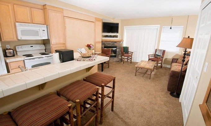 Kirkwood Condominio | Slopeside Location + Shared Outdoor Hot Tub