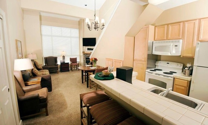 Kirkwood Condominio | Slopeside Location + Shared Outdoor Hot Tub