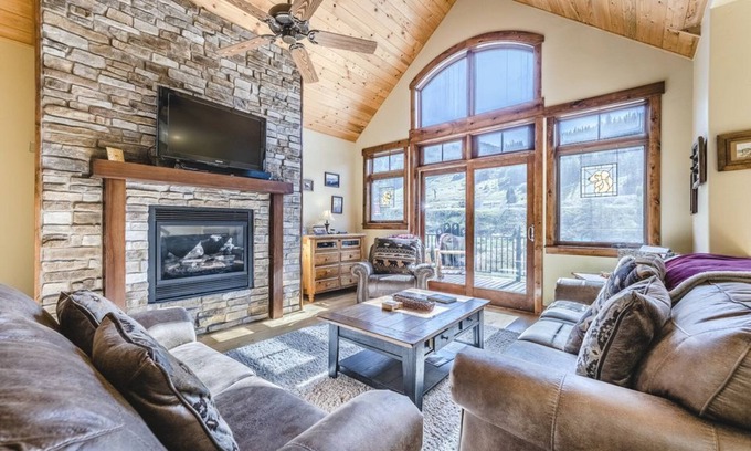 Old Town Casa | Slopeside Luxury Villa 136 I Ski Views I Steam Shower I Best Price I Discounted Attractions