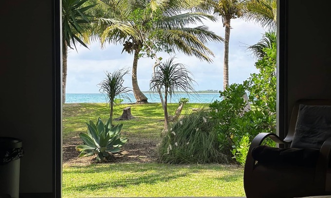 Naia Casa | Slow-living by the lagoon – Beachfront stay in Naïa Bay, New Caledonia