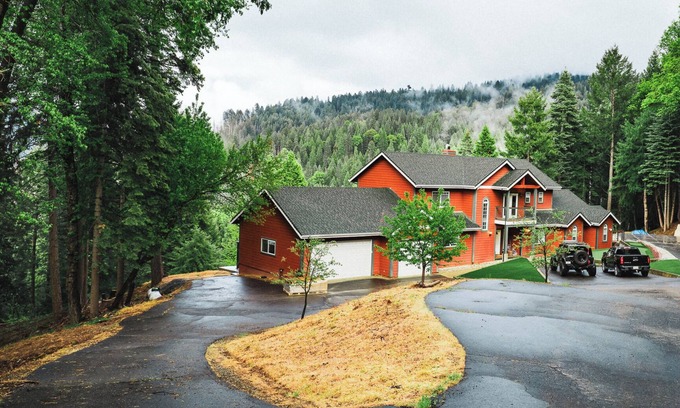 Pollock Pines Casa | Sly Park, Rubicon Trail, Hot Tub, Pool Table, Putting Green, BBQ, Deck, Sleeps10