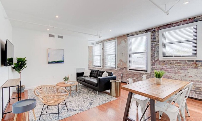 South Main Historic District Apartamento | SM 202 · Downtown Loft Style Unit with ALL Modern Amenities