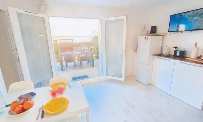 Merville-Franceville-Plage Apartamento | Small private courtyard - 1 minute walk from the beach
