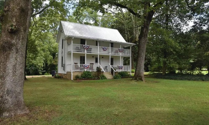 Demorest Casa | Small 1897 Farm House, super cozy on two acres