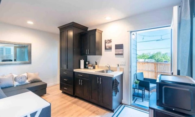 Troutdale Apartamento | Small and cozy studio in brand new house, family-neighborhood, walk most places.