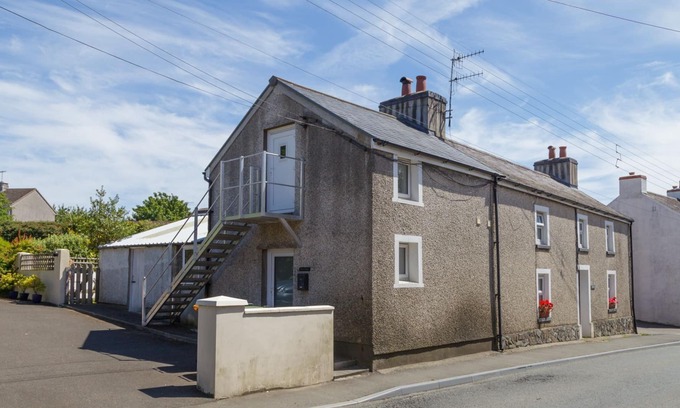 Ballasalla Cabaña | Small, but perfectly formed encapsulates this one up, one down maisonette in the small village of Ba