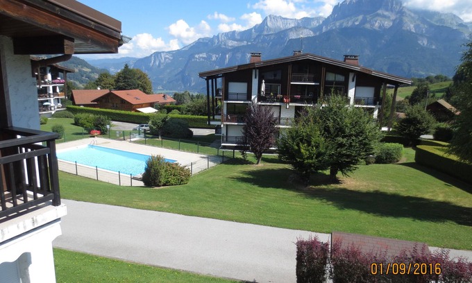 Sallanches Chalet De Esquí | Pequeño chalet en residencia con piscina.