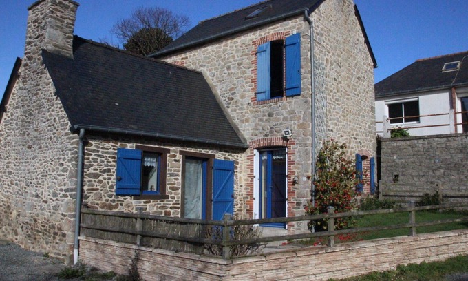 Corseul Casa | Pequeña casa de piedra con encanto entre tierra y mar