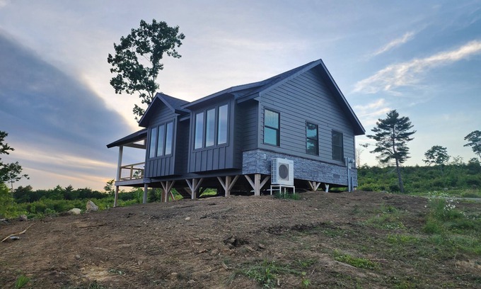 Brooks Casa | Small cottage house, centered on 100 acres surround by hills, lake, and cattle.