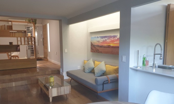 Plumstead Chalet De Esquí | Casa pequeña con sep. Dormitorio, baño amplio, salón y cocina abierta.