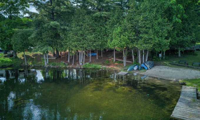 Frontenac Cabina | Small Cottage Charming 2-Bed Cottage: Your Lakeside Oasis for 4!