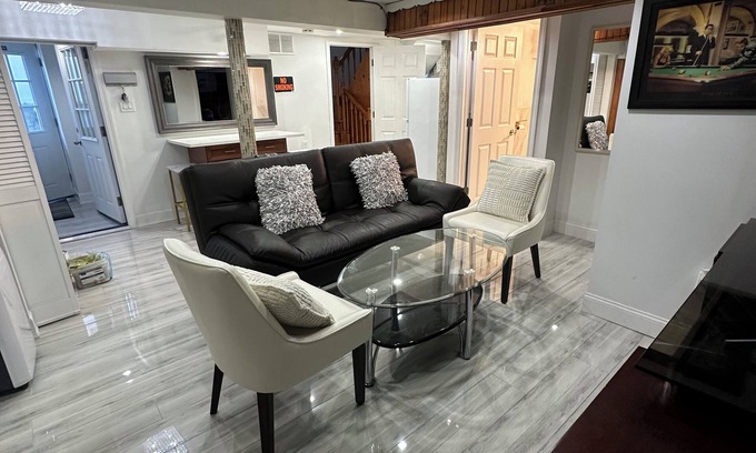 West Codman Hill - West Lower Mills Casa | Small Cozy 2 bedroom Unit in Boston.