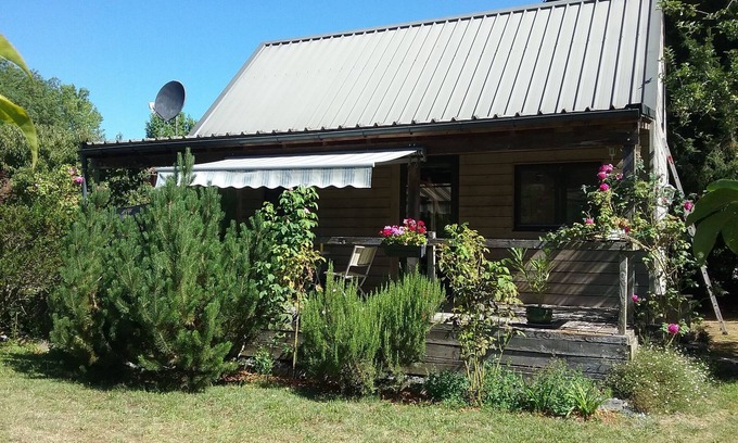 Issigeac Casa | Small detached wooden house in well-maintained fenced park.