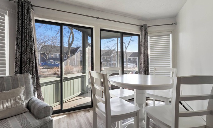 Charlevoix Condominio | Suite de lujo con un toque de hogar en el centro de Charlevoix.