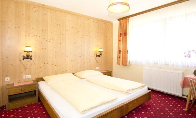 Schladming Cama Y Desayuno | Small double room, shower, WC - Hotel Garni Hochwurzen