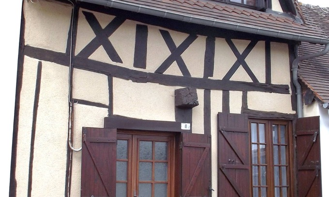 La Neuve-Lyre Casa | Pequeña casa de entramado de madera normanda en el pueblo con todas las tiendas