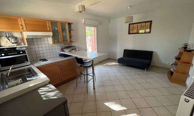 Decines-Charpieu Casa | Small house in a private garden near Groupama Stadium and LDLC Arena