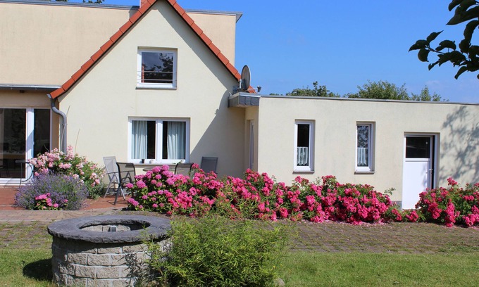 Lauterbach Casa | Pequeña cabaña aislada en una gran pradera y la huerta de la tierra