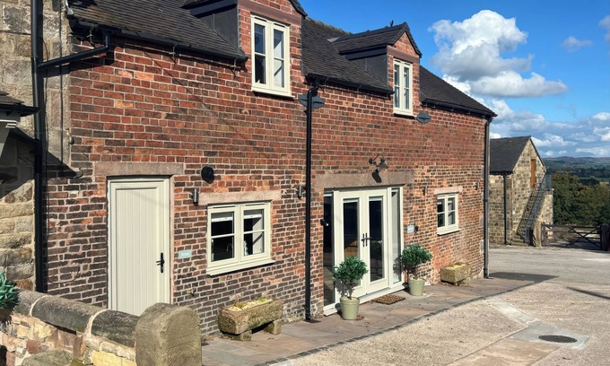 Endon Cabaña | SMALL LANE BARN, family friendly, character holiday cottage in Endon