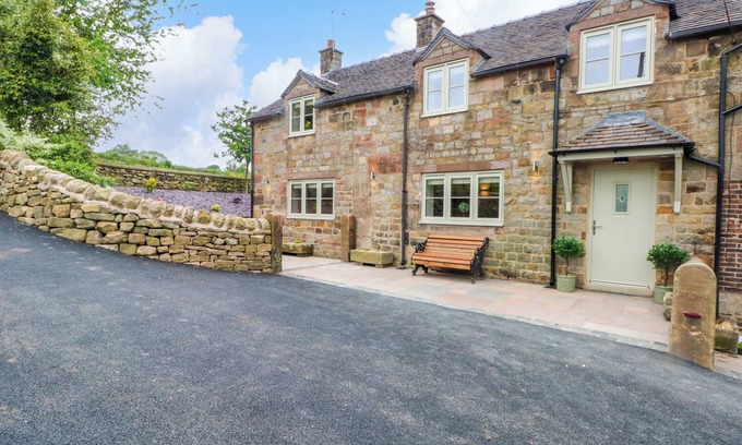 Endon Cabaña | SMALL LANE COTTAGE, family friendly, with hot tub in Endon