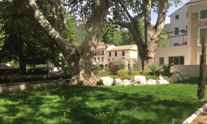 Fontaine-de-Vaucluse Apartamento | Pequeño nido en un parque arbolado con una plaza de aparcamiento