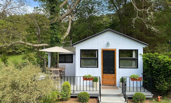Vineyard Haven Cabaña | Cabaña de una habitación en una gran propiedad a poca distancia de Vineyard Haven