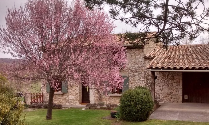 Monieux Casa | Pequeña granja provenzal en piedra local rodeada de naturaleza.