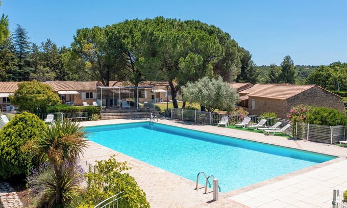 La Roque-sur-Pernes Condominio | Small stone house in quiet residence