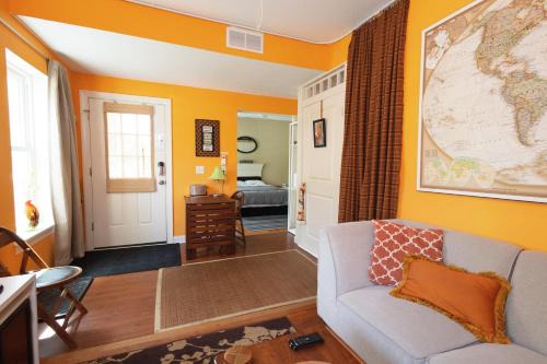 Oberlin Casa | Small Suite STEPS from Oberlin