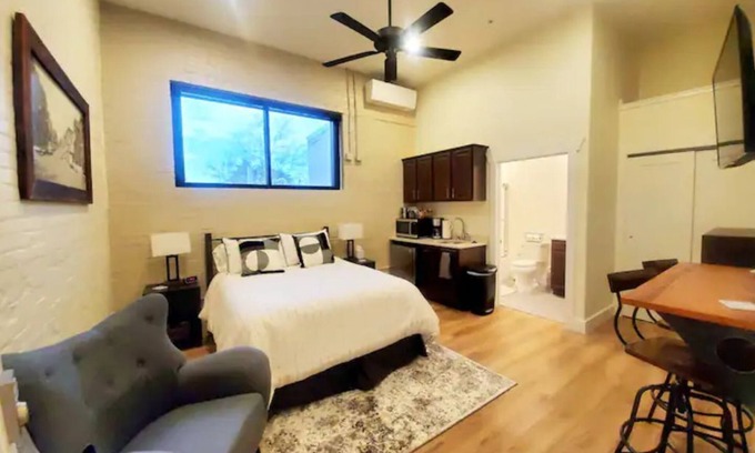 Chillicothe Apartamento | Small town apartment just steps to shops, restaurants and the river!