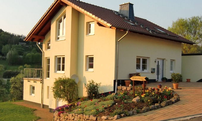 Nieder-Werbe Condominio | Small vacation apartment (65m²) with "beautiful view" Garden with playground