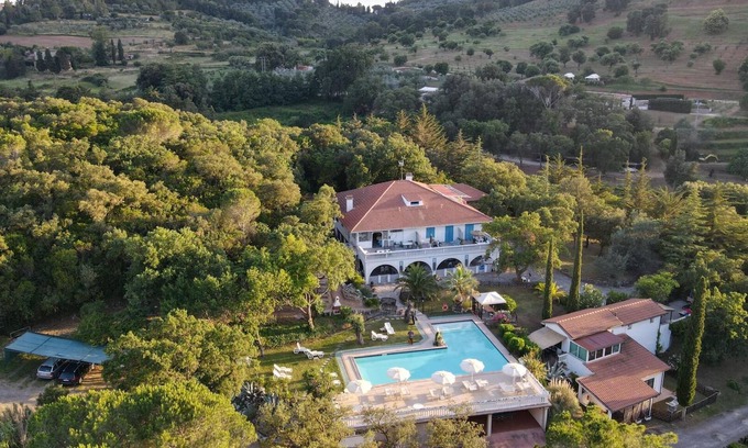 Campiglia Marittima Chalet De Esquí | Small Villa near the Pool in a fantastic Park