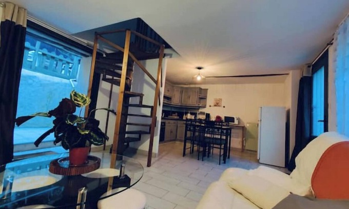 Montbazon Casa | Small village center gîte