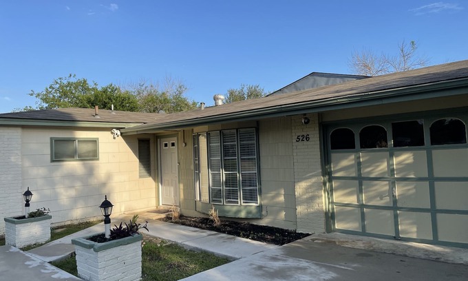 West San Antonio Apartamento | “SMALLER PIECE OF HEAVEN” studio with a deck in the backyard