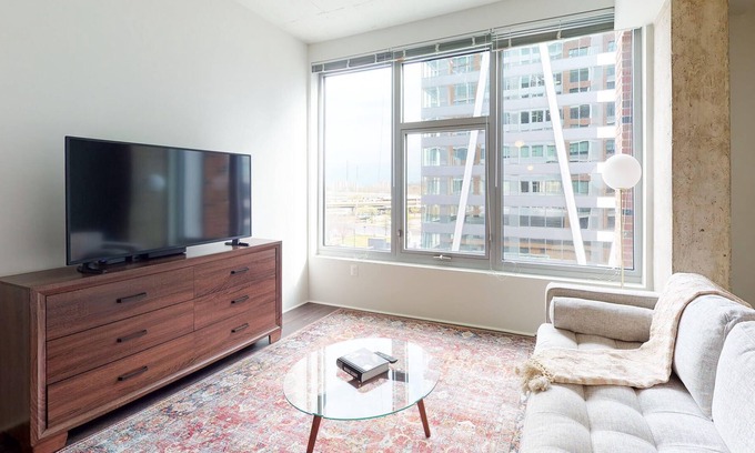 Eisenhower East Apartamento | Smart 1BR Near Old Town & Amazon HQ w/ Gym