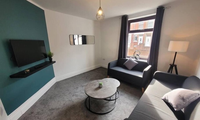 Newcastle-upon-Tyne Casa | Smart 6 Bed House -Wifi -Yard -Nr Bus Stop & Train