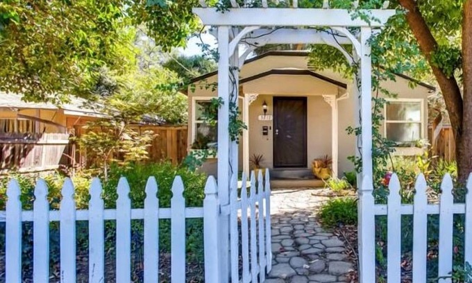 Southeastern Sacramento Casa | Smart, Eclectic ART HOUSE near the beat.