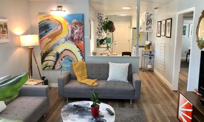 Southeastern Sacramento Casa | Smart Eclectic ART HOUSE near UC Davis Med Center