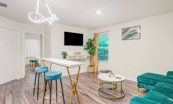 Northside Apartamento | Smart Home Retreat! 15 mins to Downtown Houston!