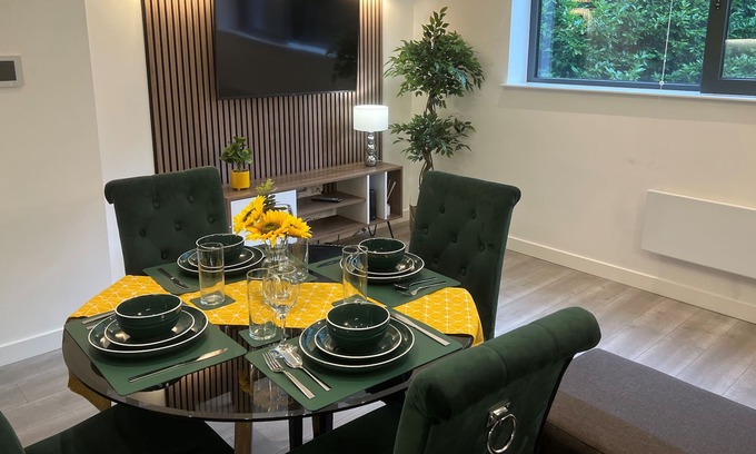 Great Linford Apartamento | Smart, Secure, 4person Occupancy Apartment With Netflix & Amenities