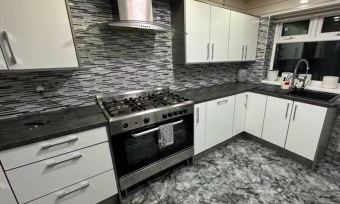 Birmingham Casa | Smethwick - House - Sleeps 8 - Parking