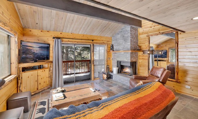 Big Bear Lake Casa | Smith Chalet at Snow Summit- Furnished Resort Condo- Foosball- Walk To Lifts