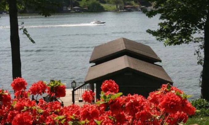 Westlake Corner Casa | Presupuesto amistoso Cottage Encanto amplias vistas al agua w / Wifi en Smith Mountain Lake
